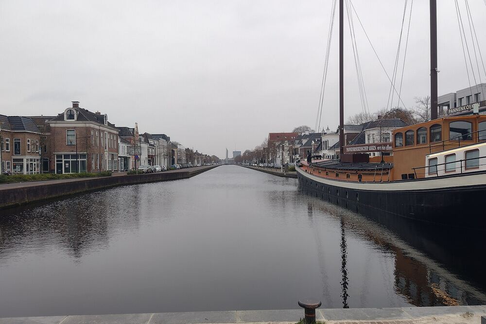 De Vaart met historische gevels en een schip in het centrum van Assen